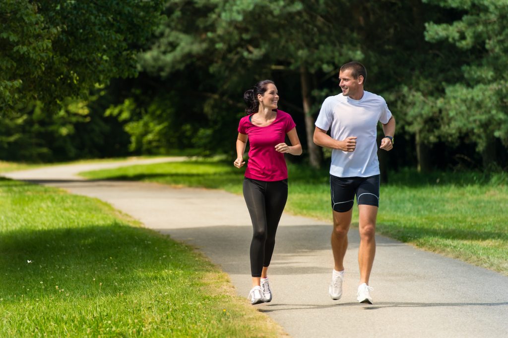 běh - žena a muž běží v parku