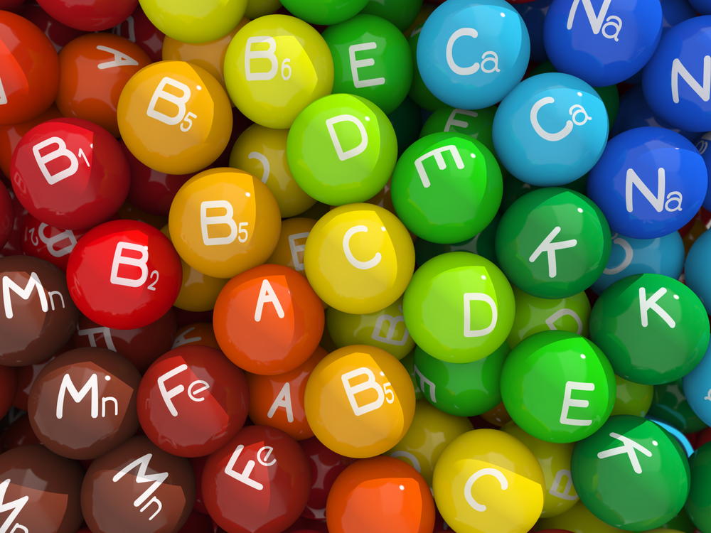 vitamínová bomba, koule různobarevné s názvy vitamínů a minerálů
