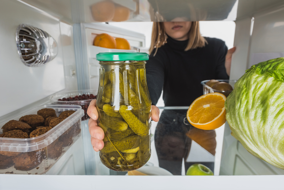 nakládané okurky v lednici
