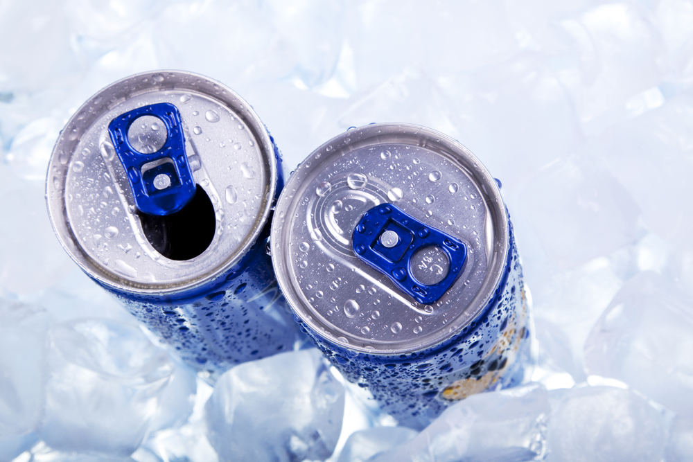 plechovky energetického nápoje v ledu