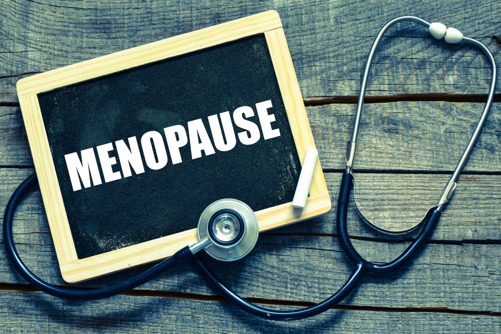 Cedule s nápisem menopauza a stetoskop