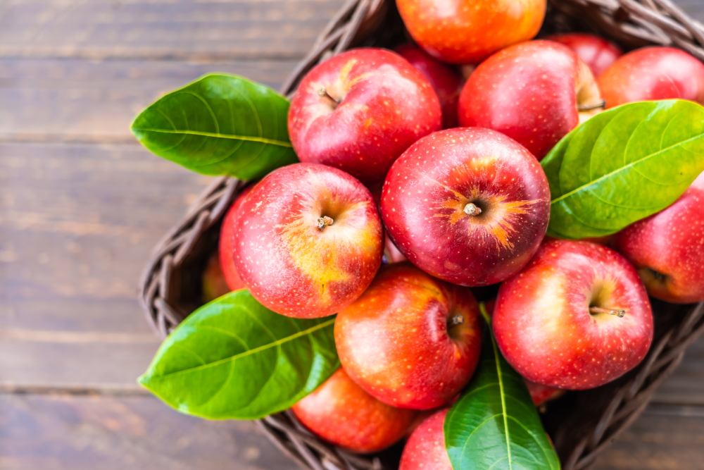 Košík červených jablek prospěšných pro vaše zdraví