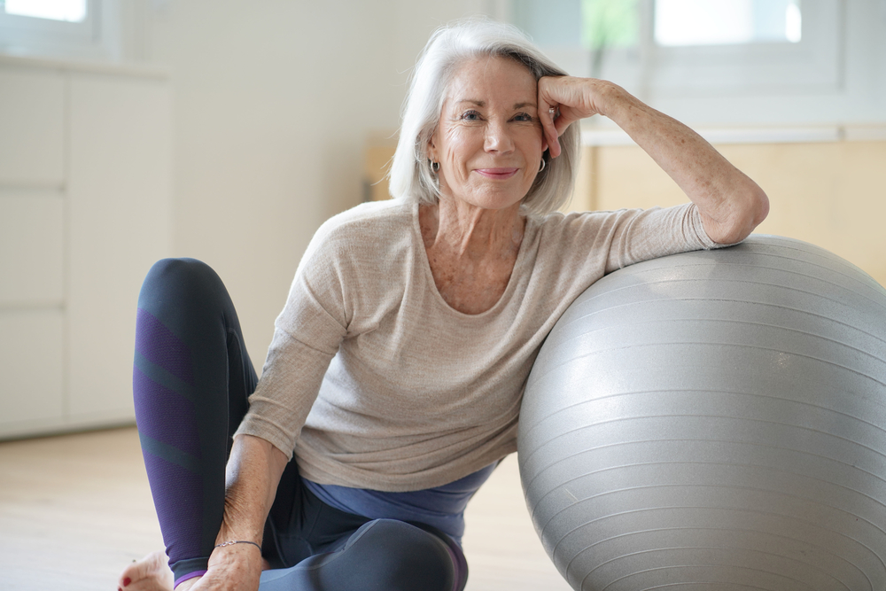 Starší žena spokojená po cvičení