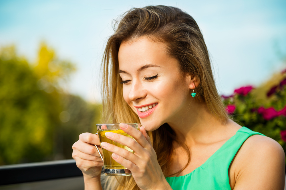 Žena pije detoxikační čaj