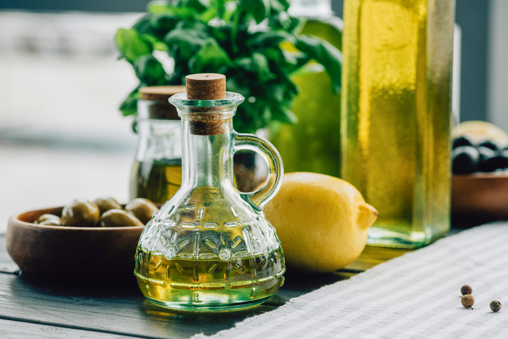 olivový olej s citronem a olivy v misce
