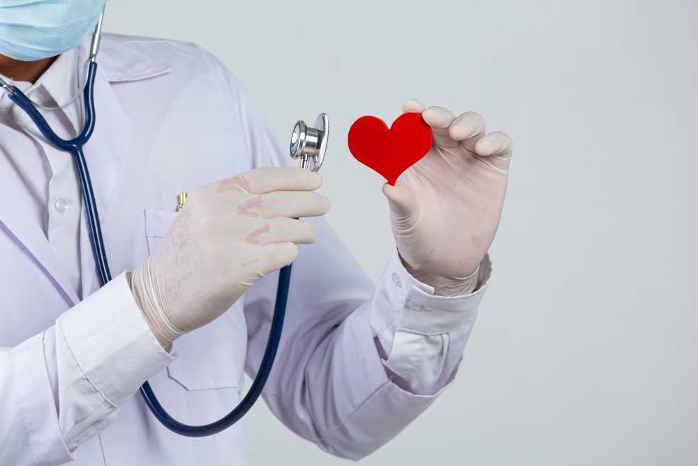 Doktor drží srdce 