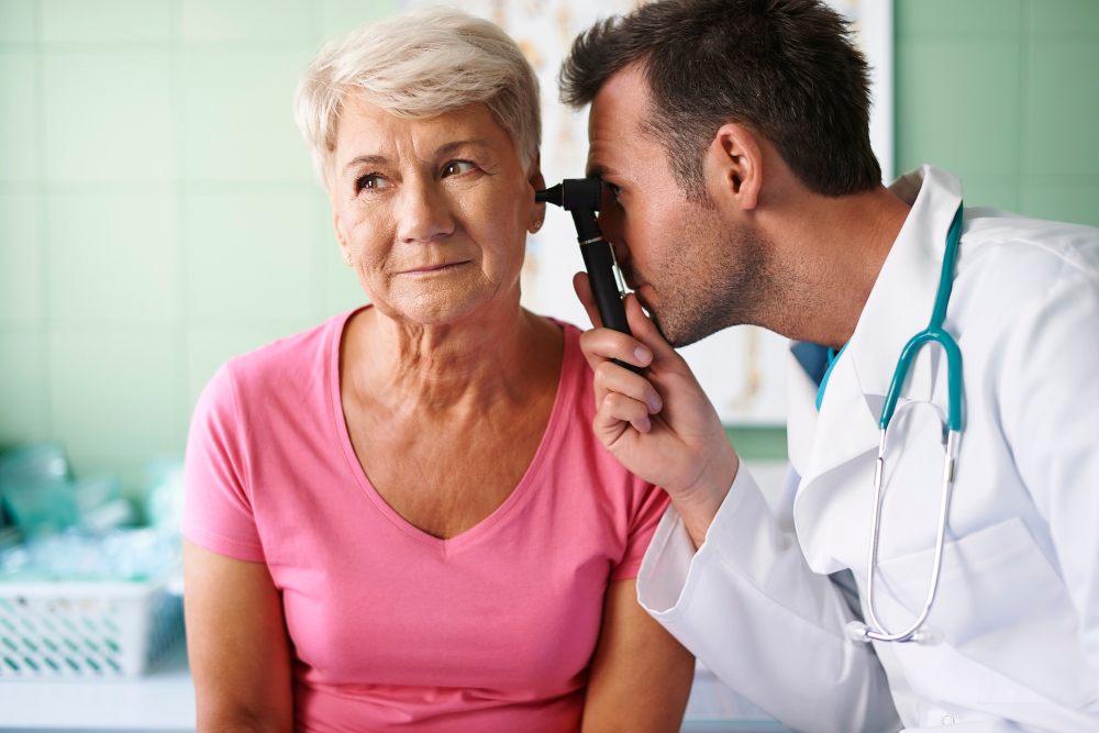 žena na prohlídce uší u lékaře