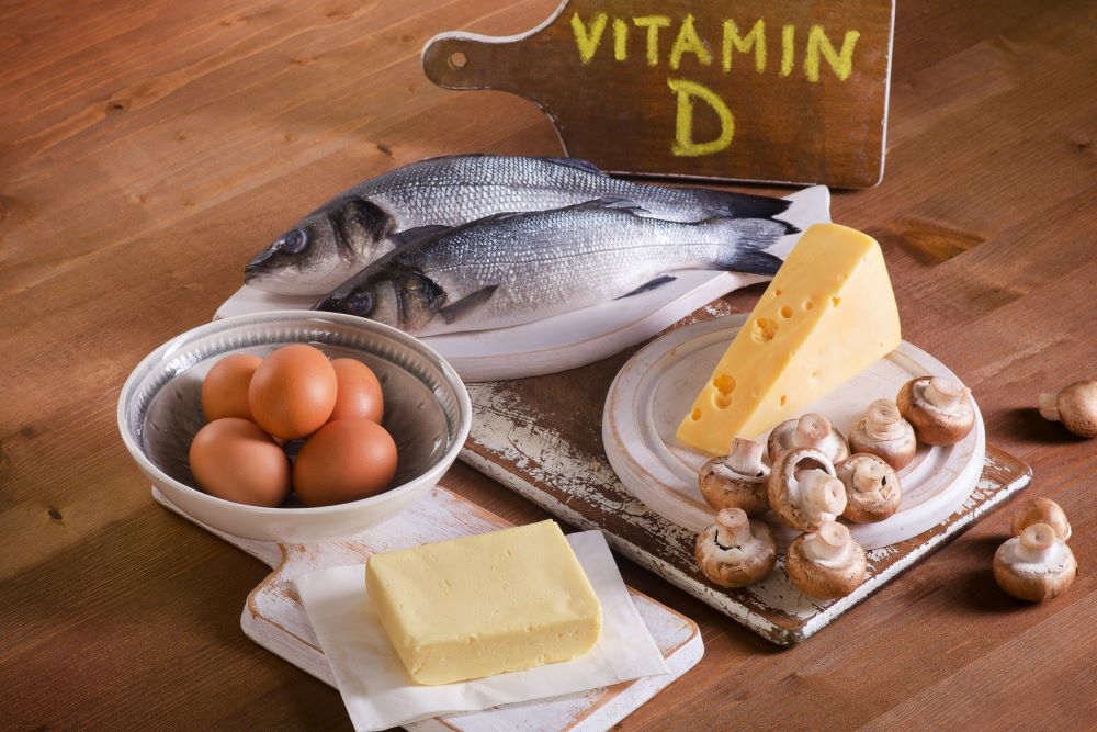 vejce, sýr, žampióny a máslo na stole - vitamín D