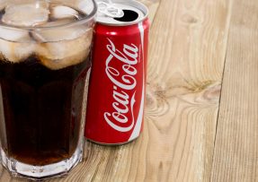 coca cola ve sklenici s ledem