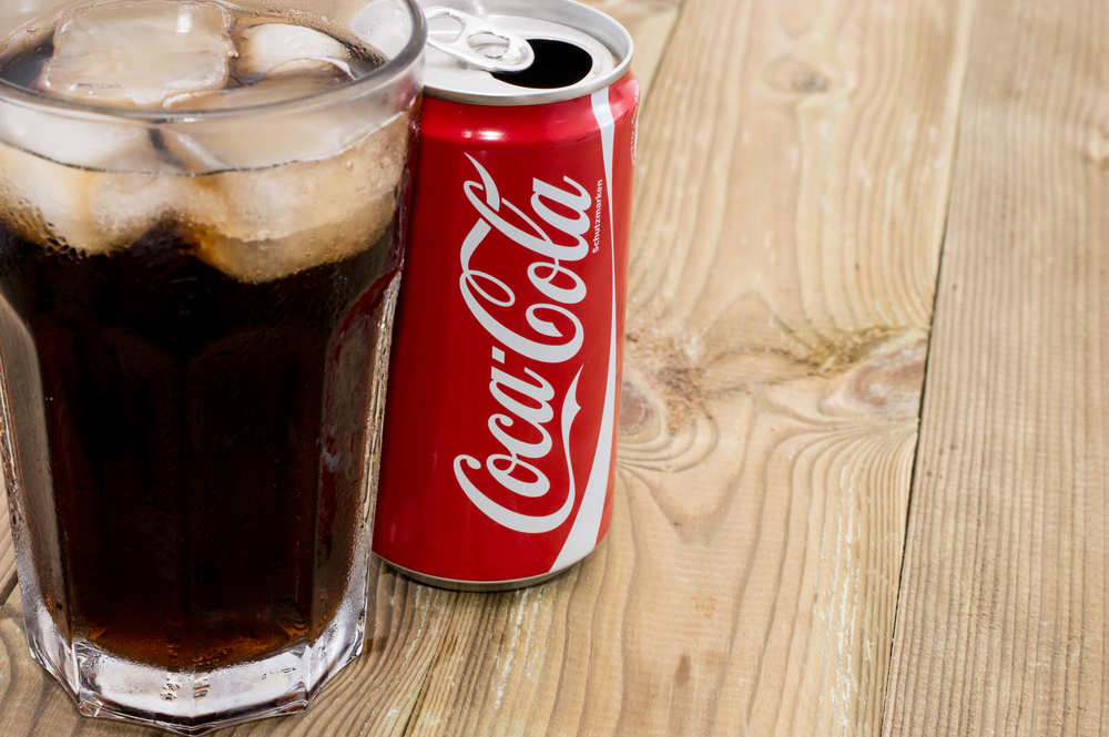 coca cola ve sklenici s ledem