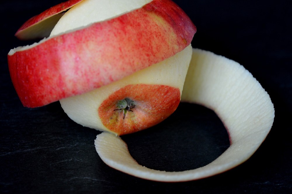 Jablko omotané oloupanou slupkou