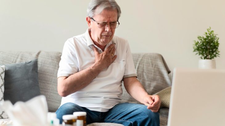 Starší muž má infarkt na gauči