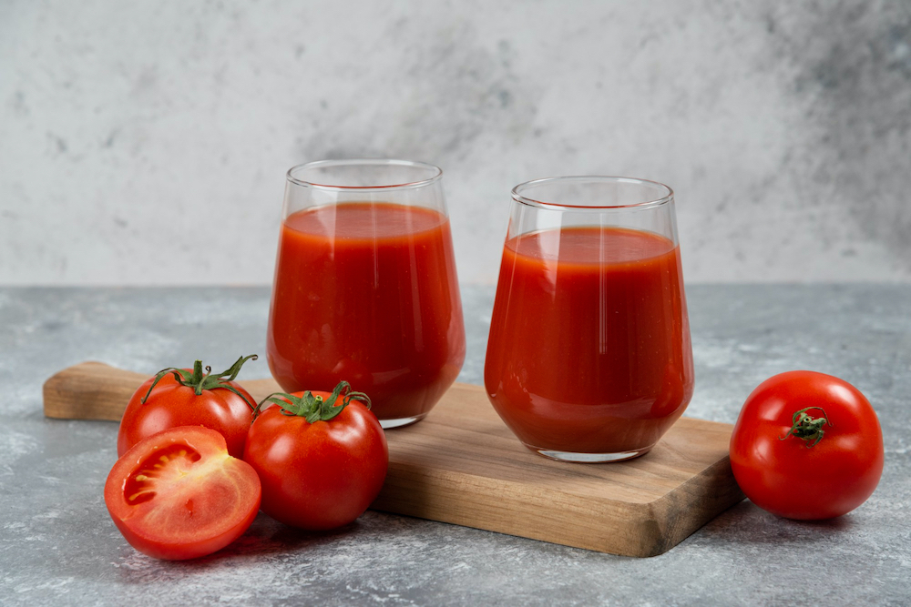 Dvě sklenice s rajčatovým džusem 