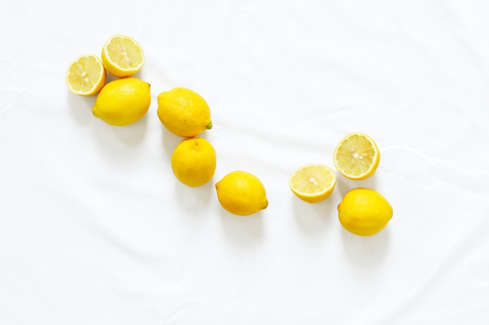 Několik citrónů na bílém pozadí