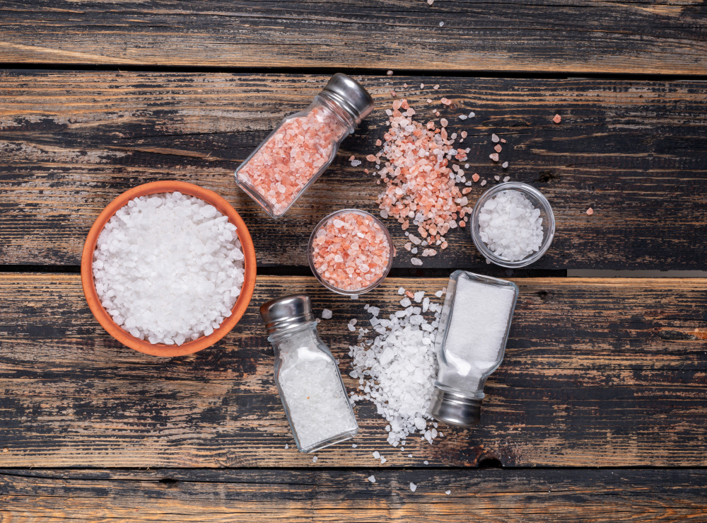 Slánky a sůl na dřevěném stole