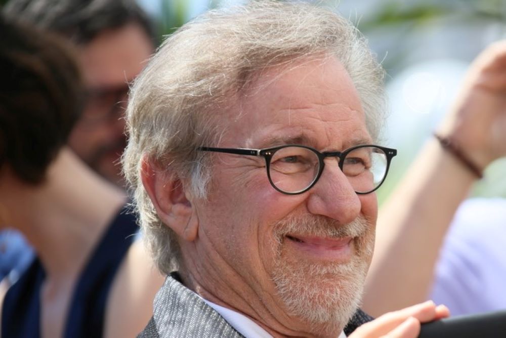 rýha na ušním lalůčku-Spielberg