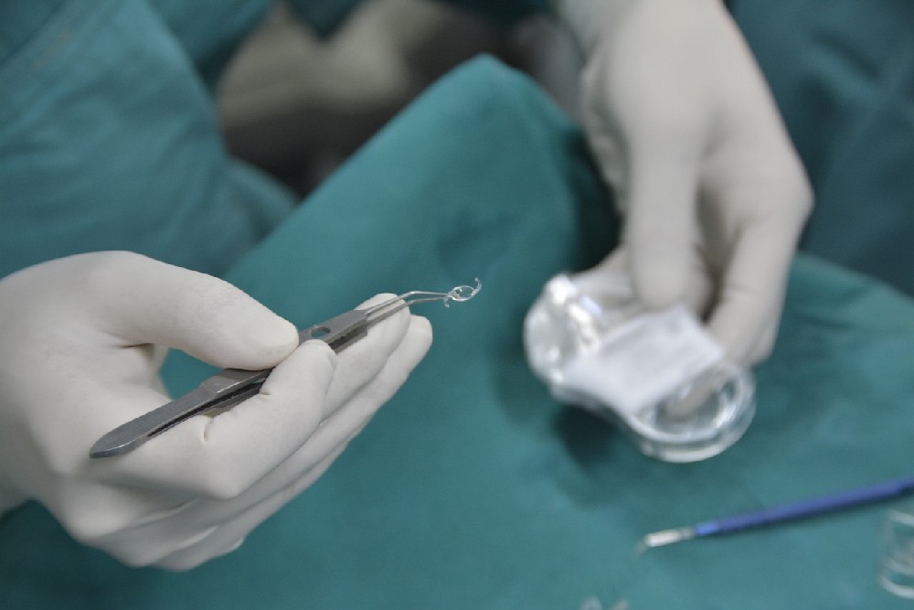 Chirurgická aplikace nitrooční čočky při afakii