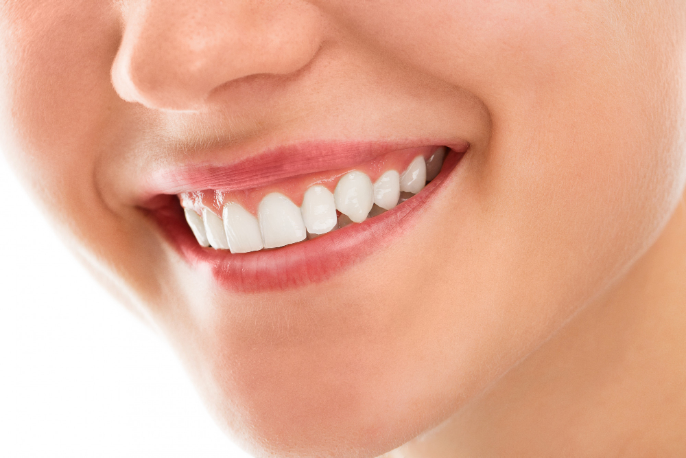Úsměv ženy s bílými zuby