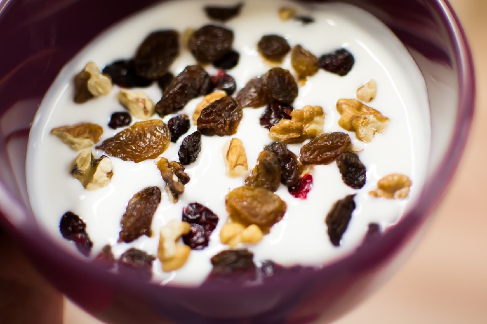 Rozinky, sušené ovoce a vlašské ořechy v bílém jogurtu