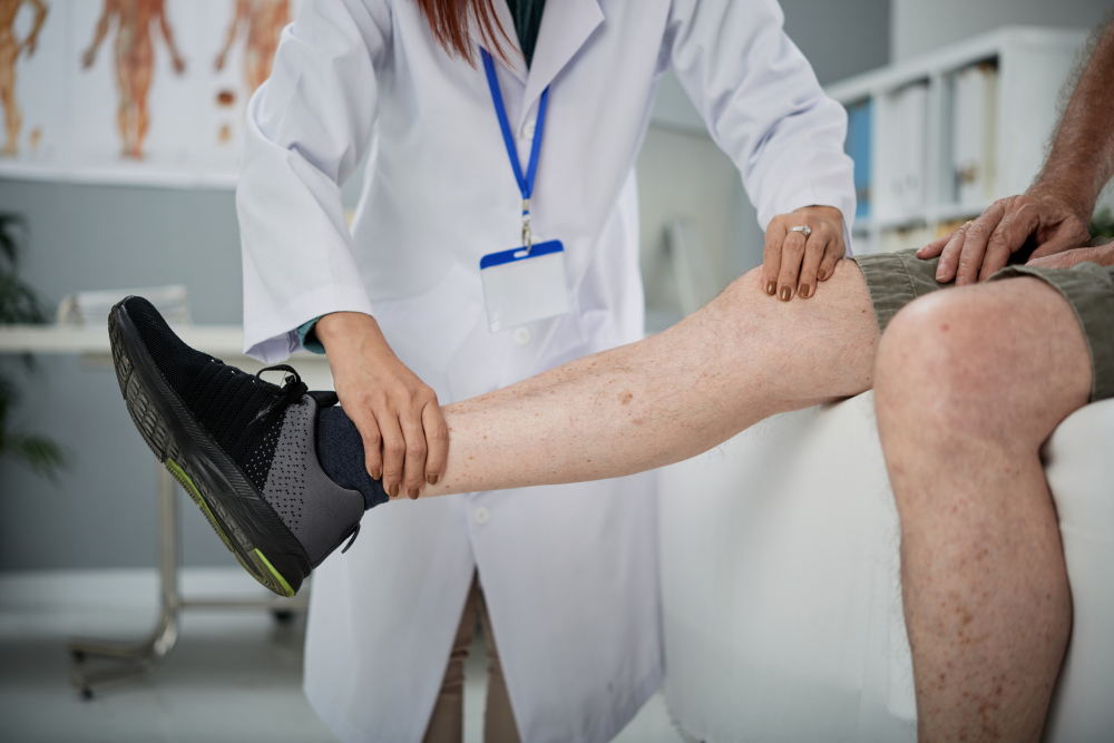 Vyšetření nohy lékařem při slabosti a bolesti