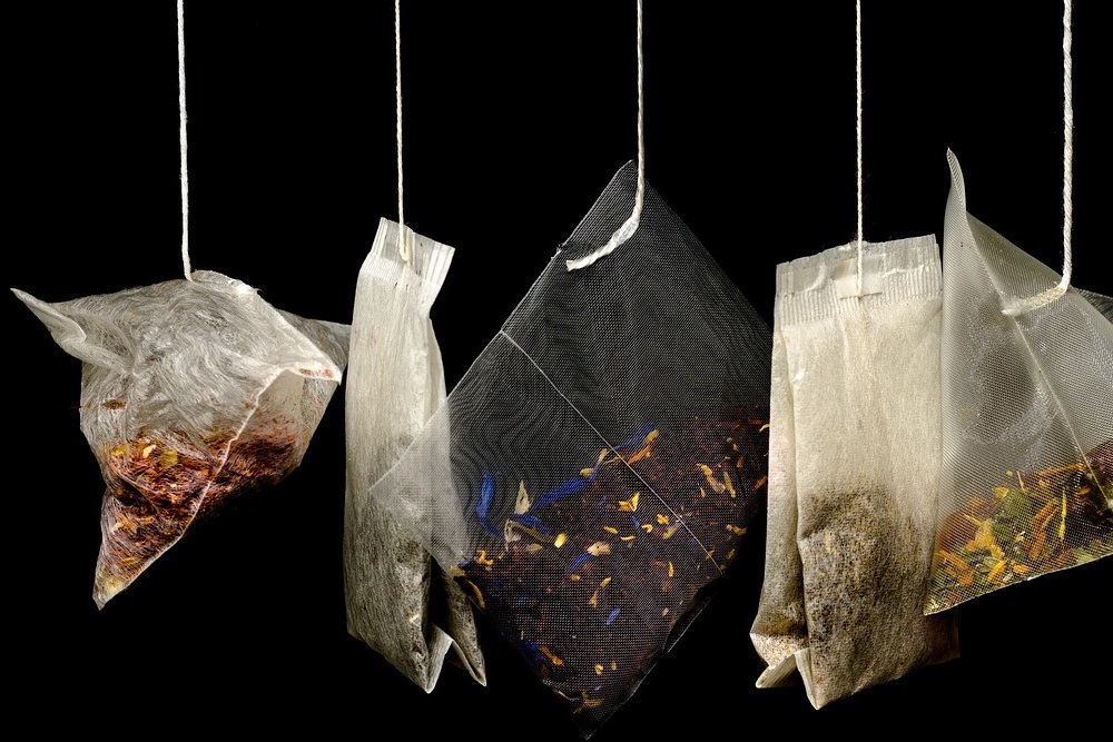 Detailní fotografie pověšených čajových sáčků s různými druhy čaje