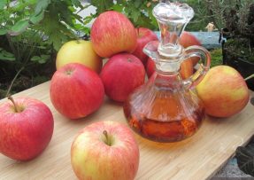 jablečný ocet v nádobě a jeho účinky na zdraví