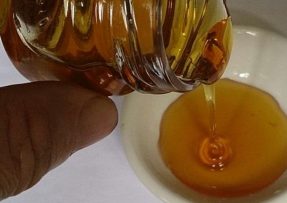 tekoucí med do misky