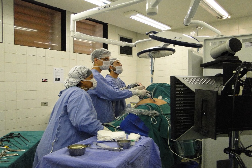 Operační sál se dvěma doktory a instrumentální sestrou při operaci ledvin u pacienta