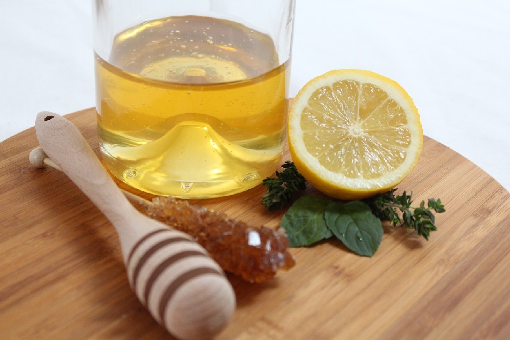 Med, bylinky a půlka citronu