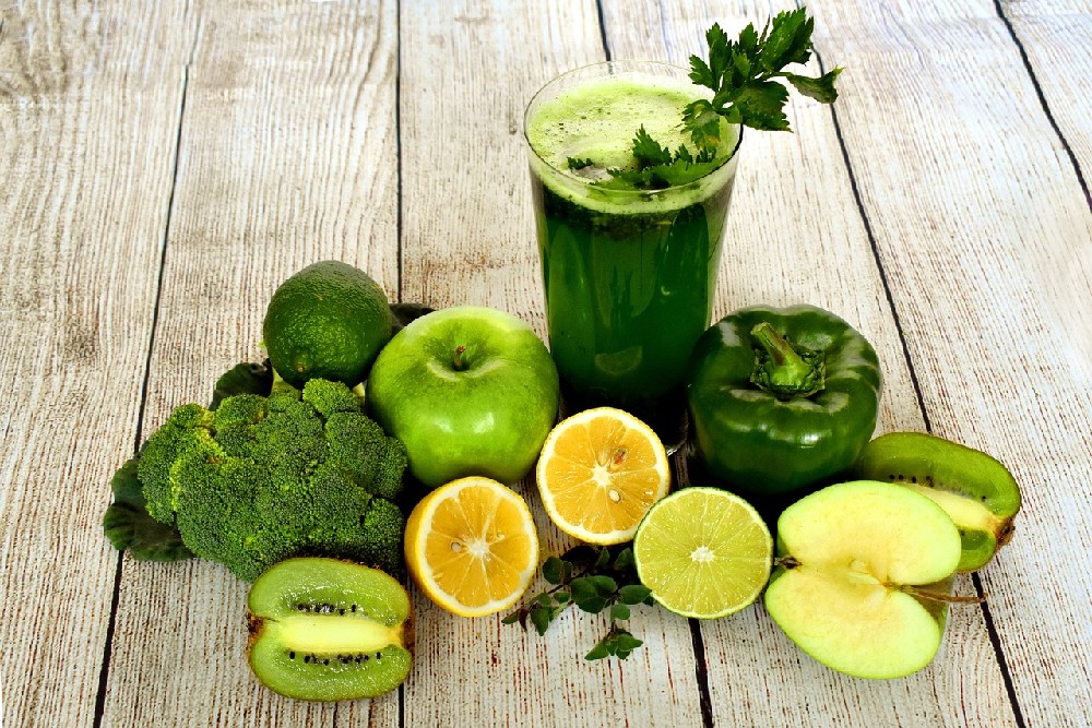 Ovoce a zelenina laděná do zelené barvy se sklenicí zeleného nápoje používaného pro detoxikaci organismu