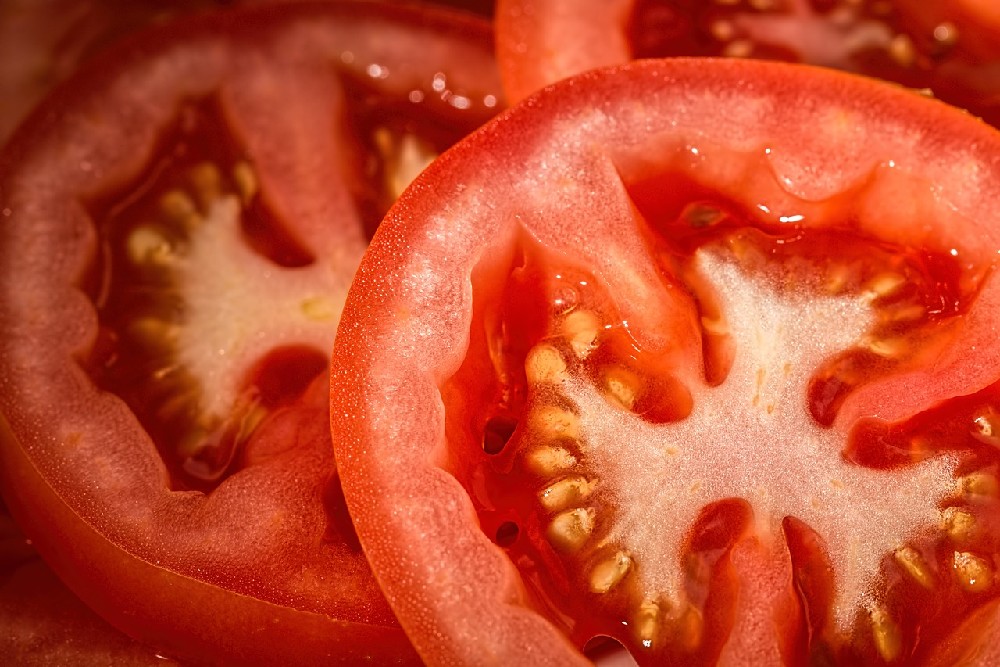 Detailní snímek plátků rajčat