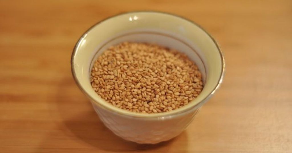 Sezamová semínka v misce mají skvělý nutriční profil.