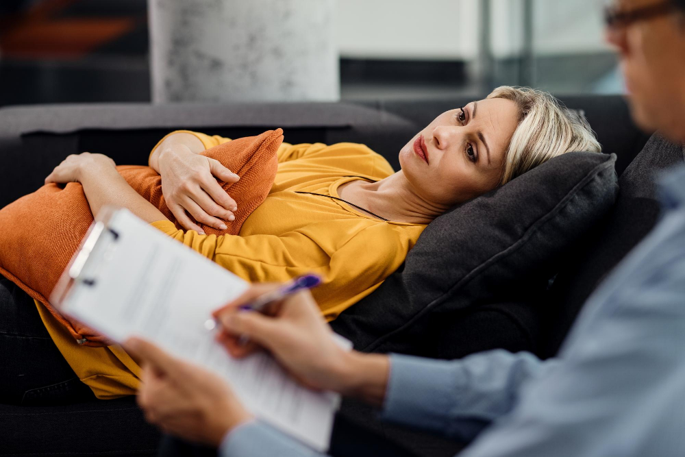 Žena ležící na pohovce při psychoterapii