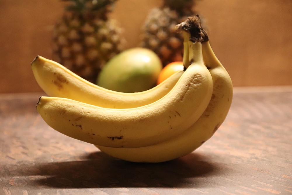 Banány s dalším tropickým ovocem v pozadí