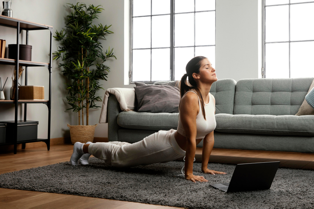 Žena cvičící jógu v pohodlí domova