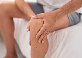 muže bolí kolenní kloub