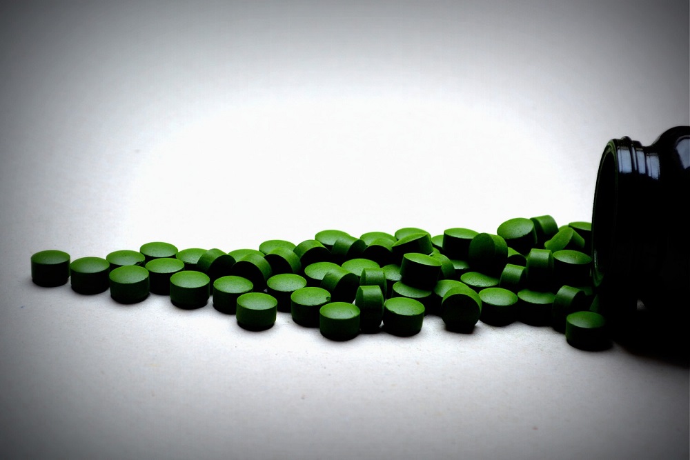 Rozsypané zelené tabletky chlorelly