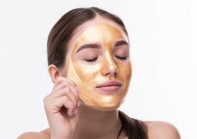 Žena se zlatou pleťovou maskou