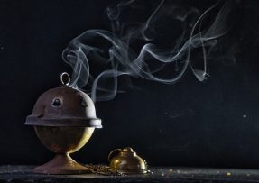 Kovová aromalampa, ze které se line vonný kouř kadidla