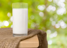 Sklenice kefírového mléka v přírodě