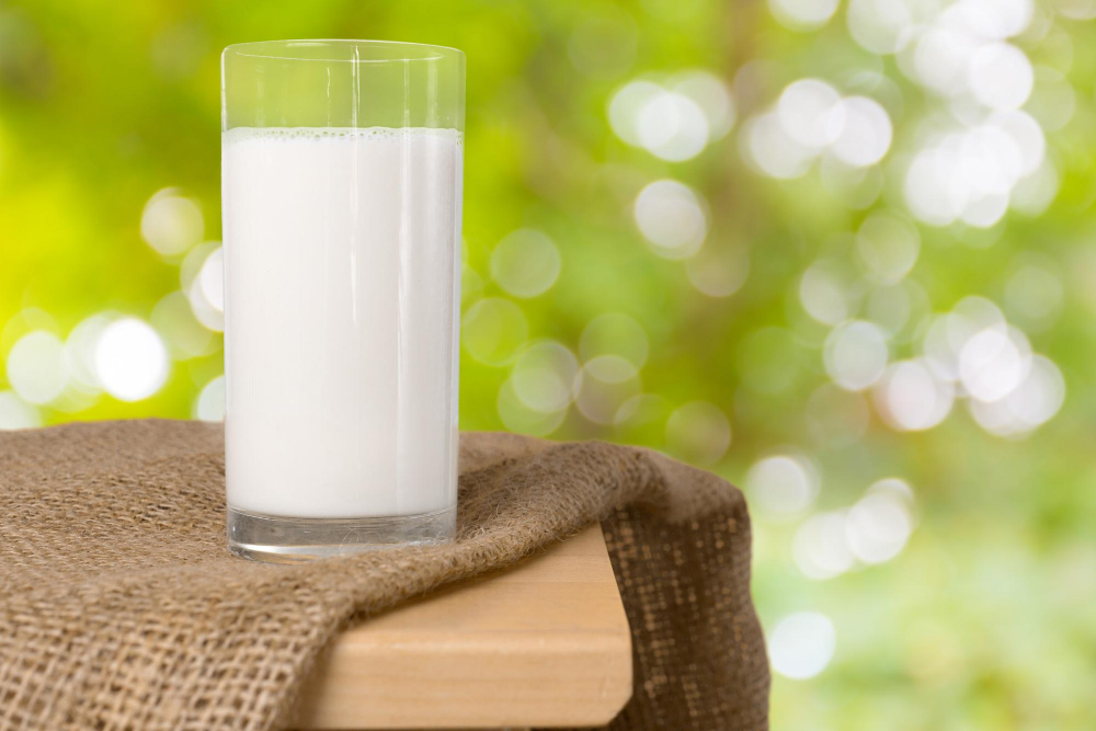 Sklenice kefírového mléka v přírodě