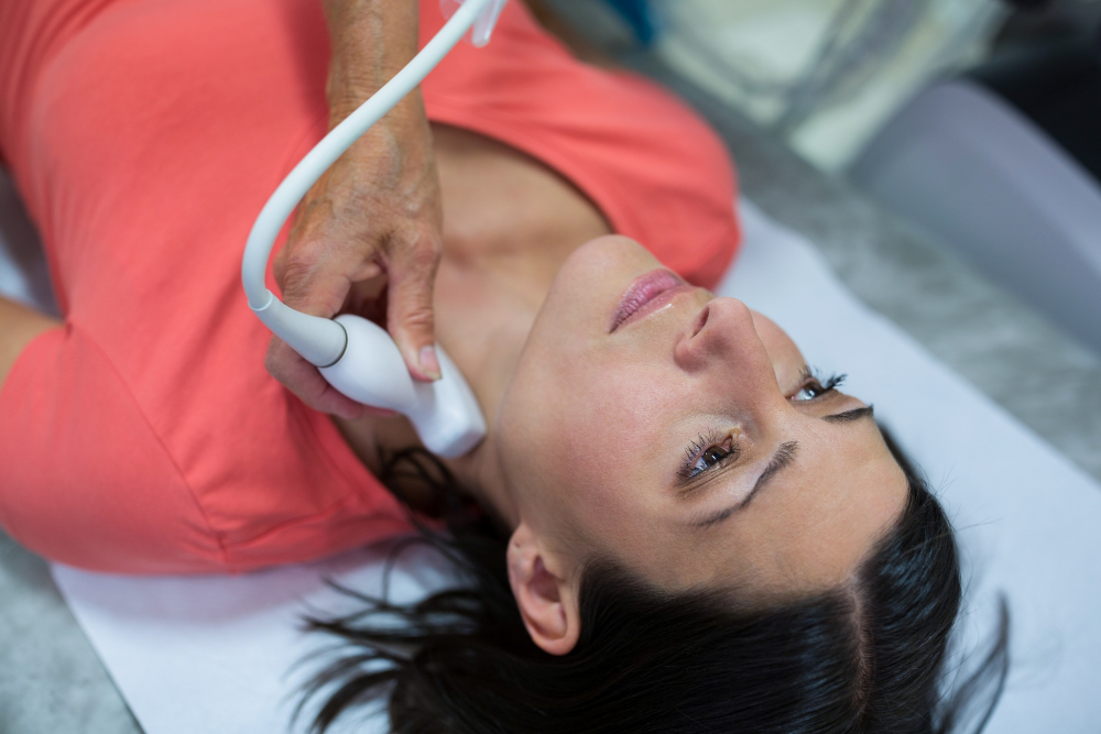 Žena na ultrazvukovém vyšetření štítné žlázy