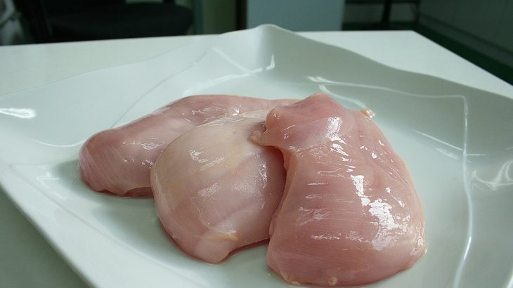 Kuřecí prsní řízky v syrovém stavu na bílém talíři