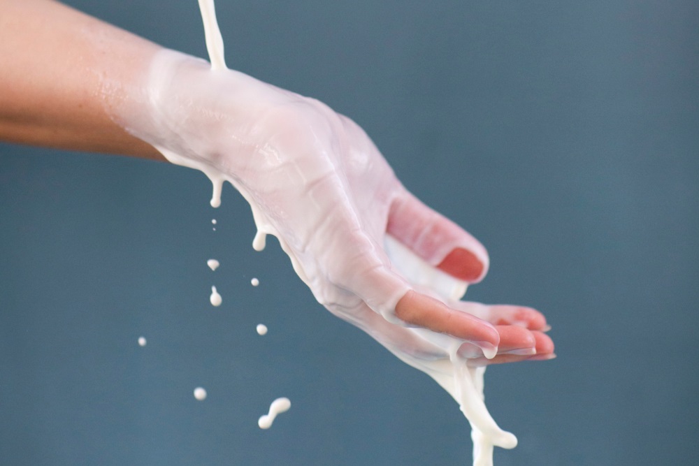 Ženská ruka polévaná mlékem