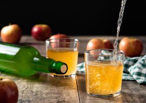 Jablečný ocet v lahvi a sklenicích