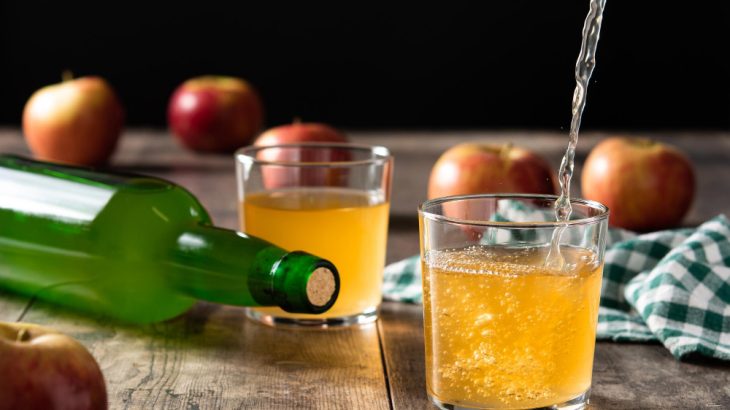 Jablečný ocet v lahvi a sklenicích