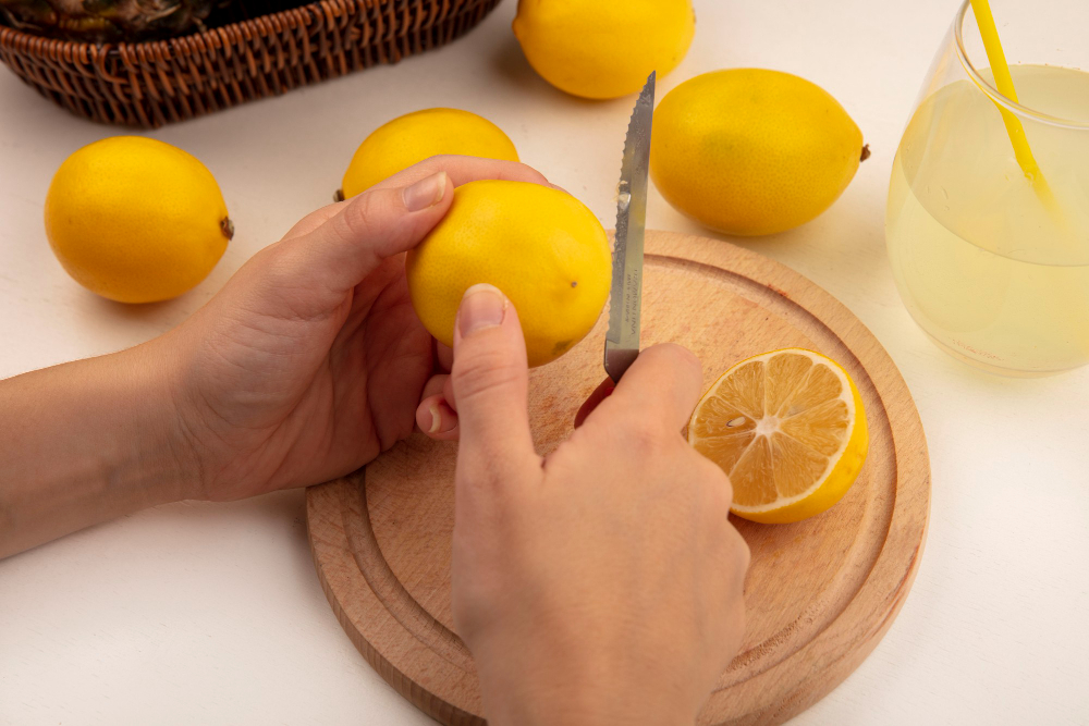 Ženské ruce s nožem a citrony