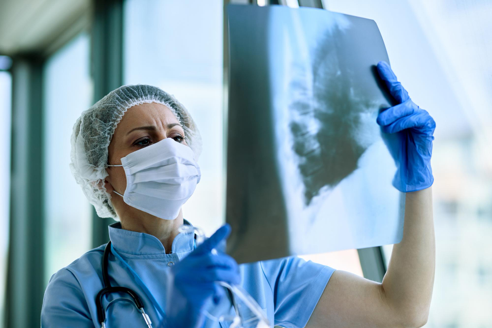 Lékařka koukající na rentgenový snímek plic