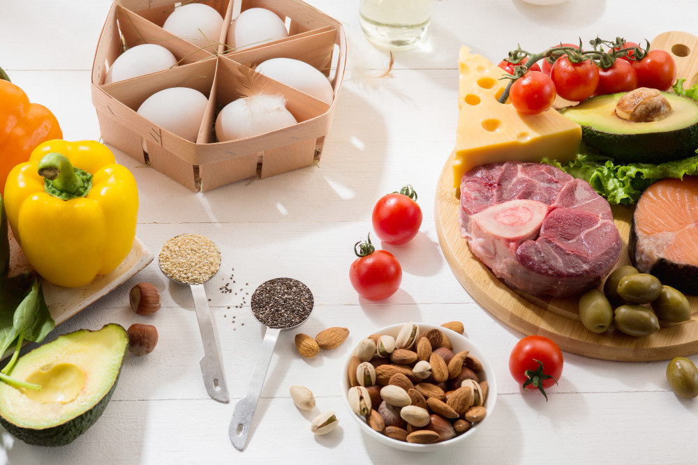 Zdravé potraviny z keto diety a nízkocholesterolové diety na stole