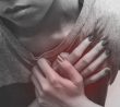 Žena držící se za srdce